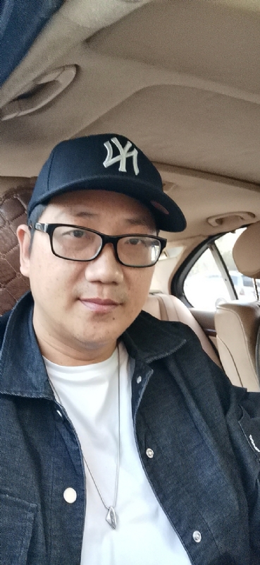 拥抱幸福的第一张照片--大田征婚网
